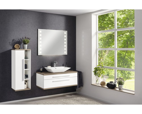 Salle de bains lumineuse avec meuble-lavabo, miroir avec éclairage et armoire haute