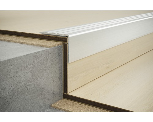 Nez de marche métallique sur sol en béton et en bois