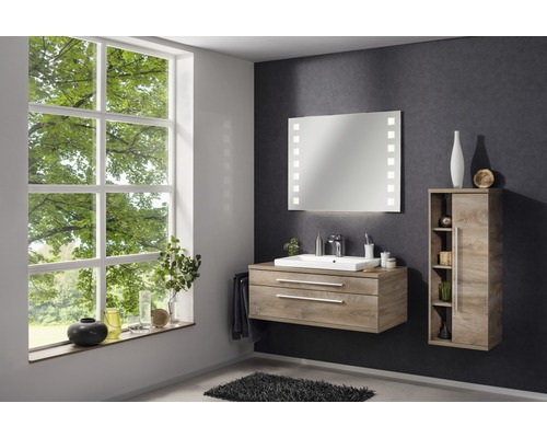 Helles Badezimmer mit Waschtisch, Spiegel mit Beleuchtung und Badschrank