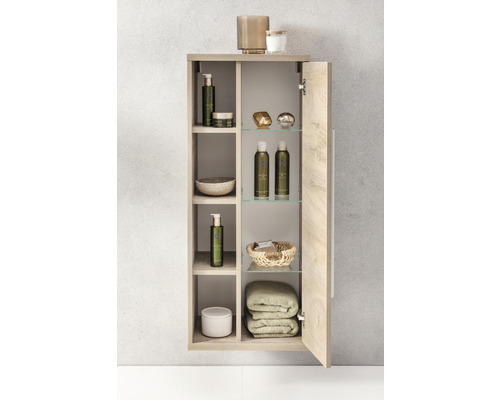 Armoire suspendue de salle de bains ouverte avec étagères et divers articles de toilette