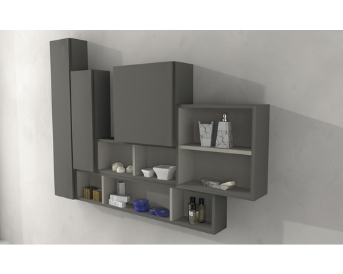 Étagère de salle de bains grise avec compartiments ouverts et divers accessoires de salle de bains.