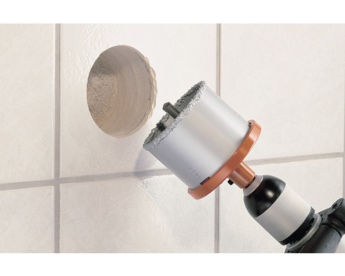 Scie cloche perçant un trou dans un mur carrelé