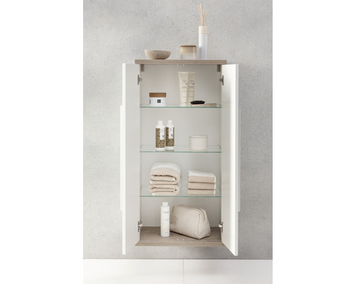 Armoire de toilette ouverte avec étagères en verre et articles de toilette