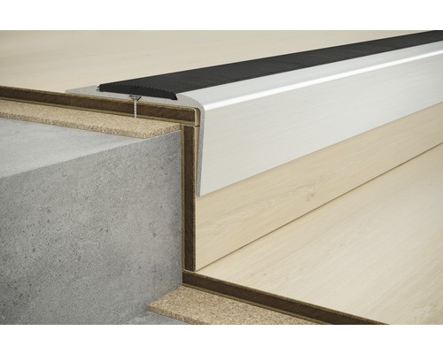 Vue détaillée d''un bord d''escalier avec profilé antidérapant, profilé d''arête d''escalier et revêtement de sol