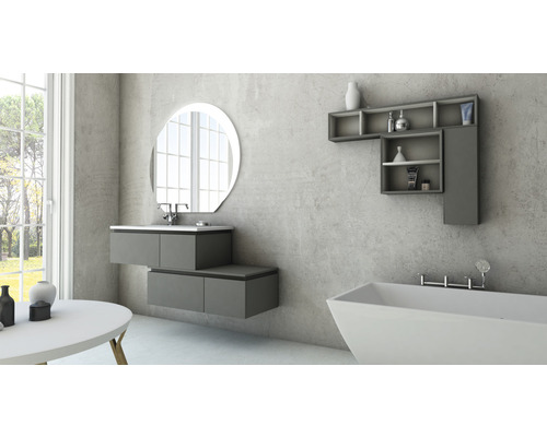 Modernes Badezimmer mit Waschbeckenunterschrank, Spiegel, Ablageregal und Badewanne