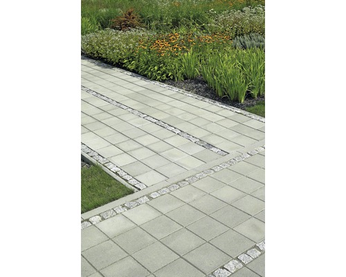 Quadratpflaster grau 20 x 20 x 6 cm Gartenweg aus Betonpflastersteinen mit Zierkies und Bepflanzung