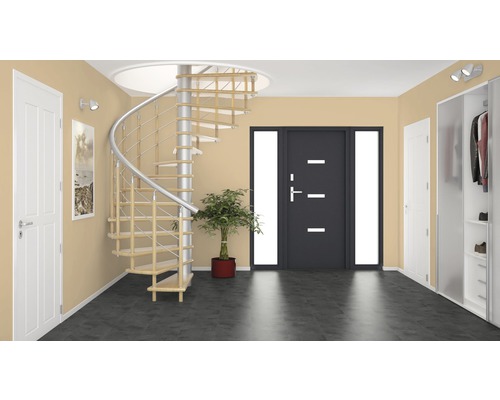 Couloir lumineux avec escalier en colimaçon, porte d''entrée et vestiaire