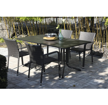 Ensemble table de jardin avec quatre chaises sur une terrasse