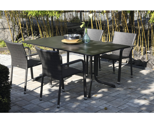 Ensemble table de jardin avec quatre chaises sur une terrasse
