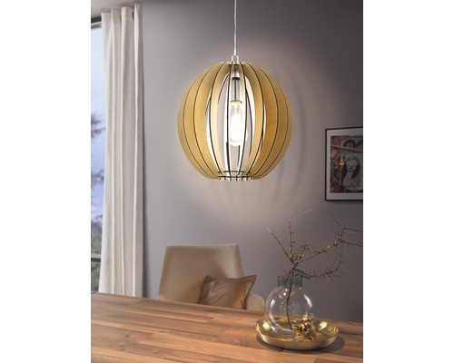 Hängelampe aus Holz im Wohnzimmer