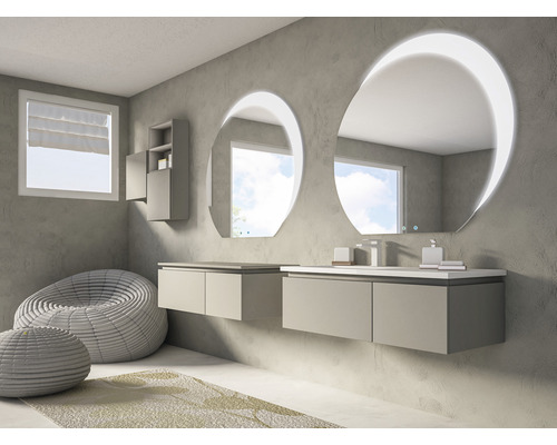 Salle de bains moderne avec deux lavabos, miroirs ronds avec éclairage, un tabouret, un tapis et une fenêtre.