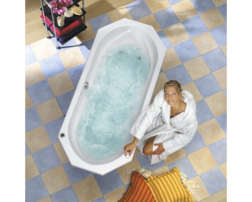 Femme en peignoir près d''une baignoire balnéo remplie