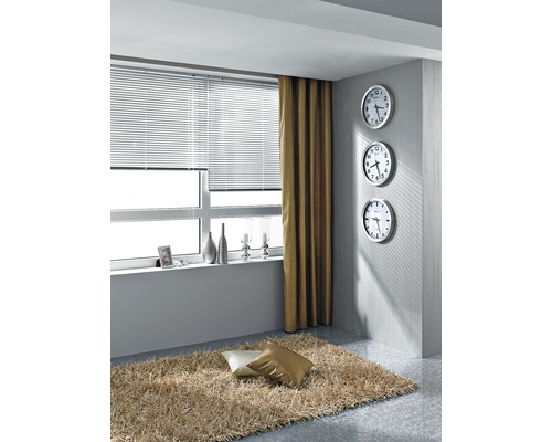 Wohnraum mit Fenster, Jalousien, Vorhängen, Teppich und Wanduhren