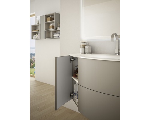 Salle de bains avec meuble sous-vasque, armoire ouverte et miroir éclairé