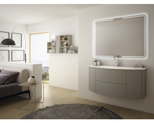 Salle de bains avec meuble-lavabo, miroir éclairé et étagère de rangement