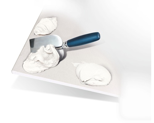 Enduit de plâtre avec spatule sur plaque de plâtre