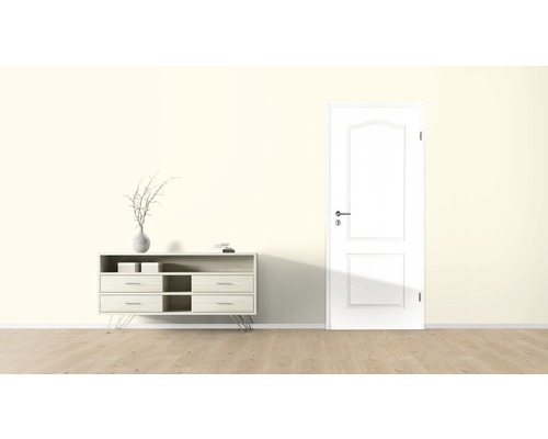 Scène avec commode, décoration et porte blanche