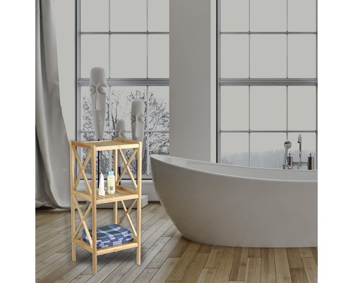 Badezimmer mit Holzregal, Badewanne und Dekoration