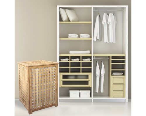 Panier à linge en bois devant une armoire ouverte