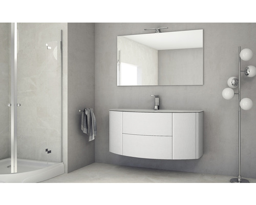 Modernes Badezimmer mit Dusche, Waschtisch, Spiegel und Stehlampe