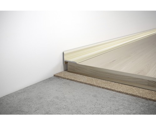 Bodenprofil aus Metall an Wand und Boden