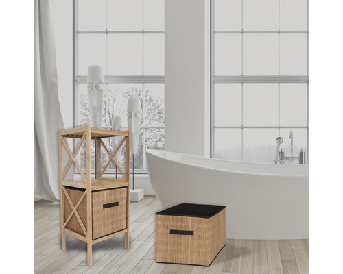 Salle de bains avec étagère en bois et panier de rangement