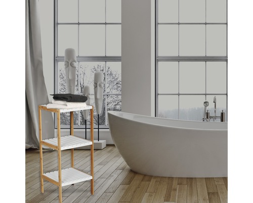 Salle de bains avec étagère à trois niveaux en bambou pour ranger les serviettes à côté d''une baignoire