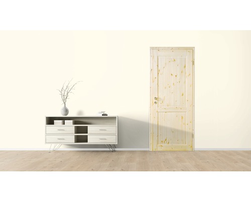 Helle Inneneinrichtung mit Kommode und Holztür.