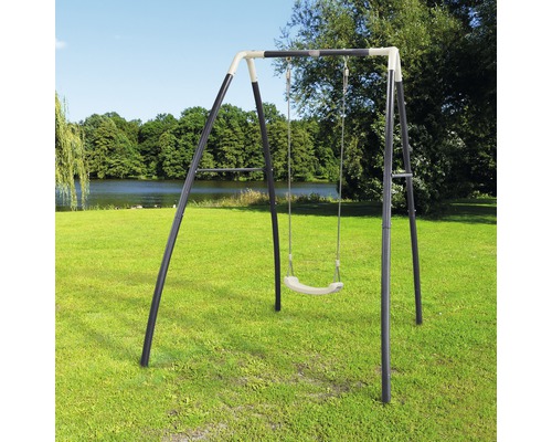 Balancelle pour enfants sur une pelouse verte