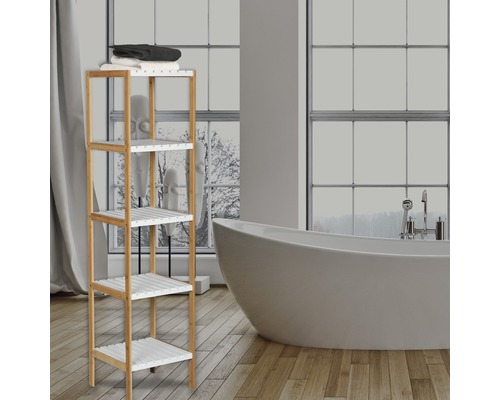 Badezimmer Szene mit einem Bambusregal mit vier Ablagen