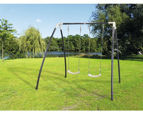 Balançoire avec deux sièges sur une prairie verte