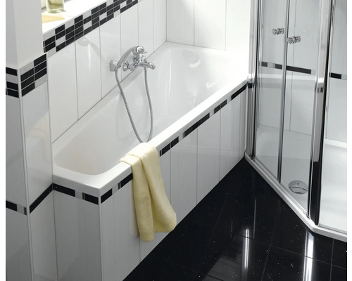 Badezimmer mit Badewanne und Duschkabine