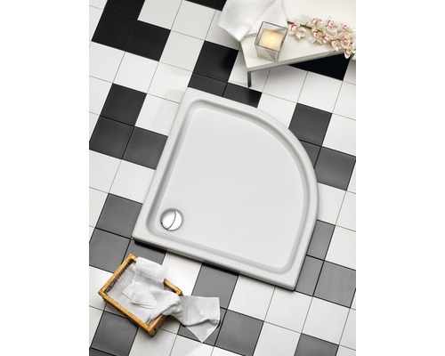 Eckige Duschtasse auf einem Schachbrettmuster-Fliesenboden mit Badaccessoires