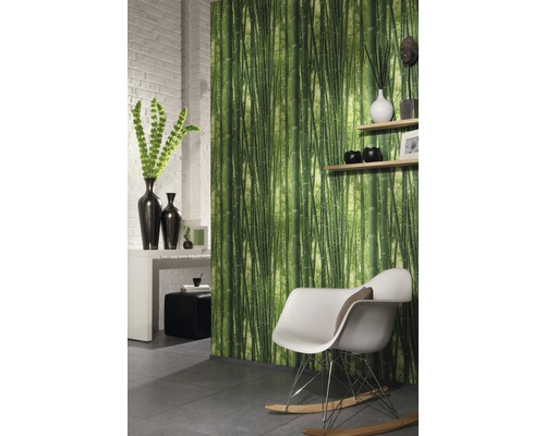 Salon avec papier peint bambou, fauteuil à bascule et décoration