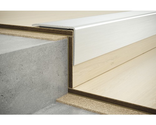 Profil d''arête d''escalier sur une marche d''escalier avec béton et stratifié