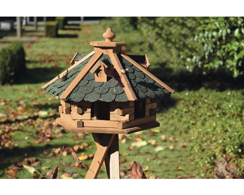 Nichoir en bois avec support dans le jardin.