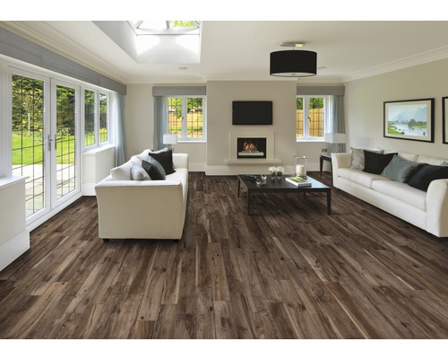 Salon lumineux avec parquet en bois marron, canapés blancs et cheminée.