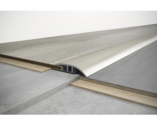 Installiertes Übergangsprofil zwischen zwei Bodenbelägen.