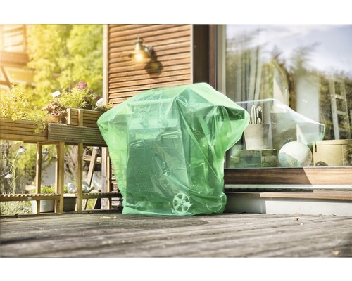 Barbecue avec housse de protection sur une terrasse