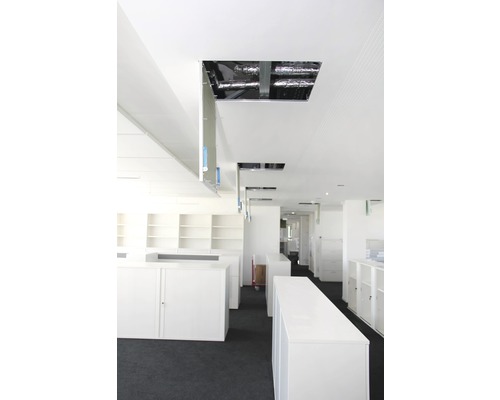 Espace de bureau avec faux plafond et conduits de ventilation