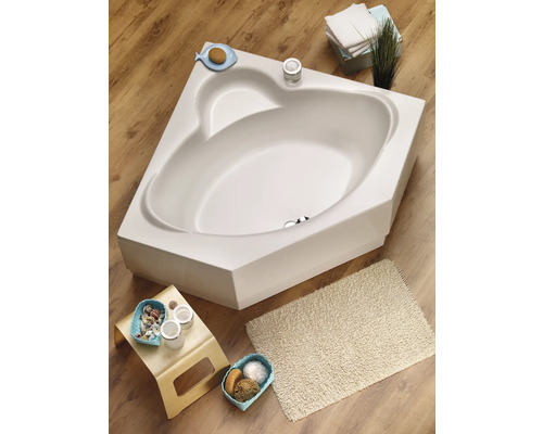 Baignoire d''angle dans salle de bains avec tapis de bain et accessoires de bain