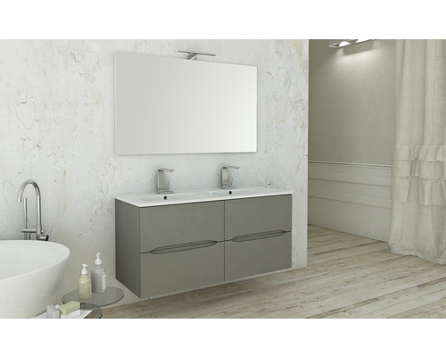 Modernes Badezimmer mit Waschbeckenunterschrank, Spiegel und Beleuchtung.