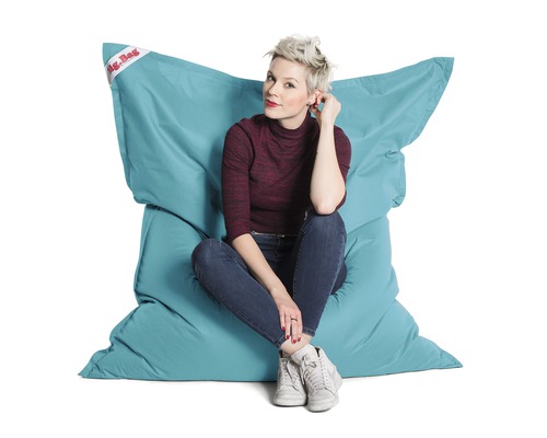 Femme assise sur un pouf Big Bag turquoise