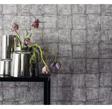 Mur avec papier peint texturé et fleurs dans un vase