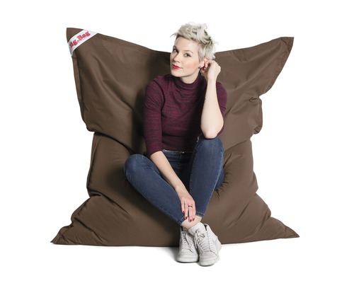 Frau sitzt auf braunem Sitzsack