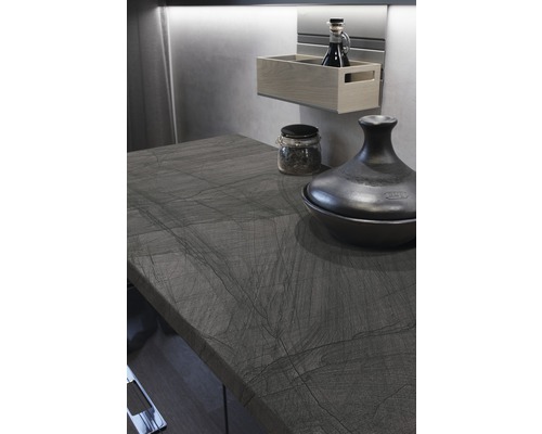 Küchenarbeitsplatte mit Küchenutensilien auf einer Arbeitsfläche.