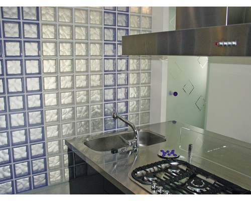 Küchenszene mit Glasbausteinen, Edelstahlspüle und Dunstabzugshaube