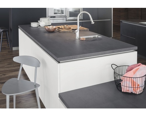 Kücheninsel mit Spüle, Armatur und Arbeitsplatte in einer modernen Küche