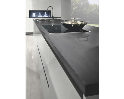 Kücheninsel mit Spüle, Kochfeld und Kochtopf