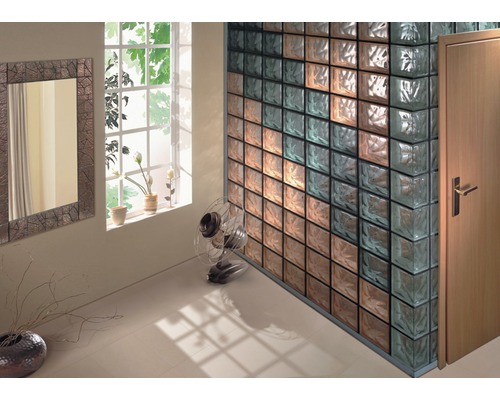 Badezimmer mit Glasbausteinwand, Spiegel und Fenster für natürliches Licht